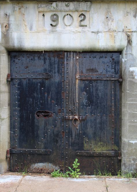 Fort Stark, NH bunker 1902 Bunker Entrance, Los Bunkers Poster, Safe Door Vault, Soviet Bunker, Rusty Door Aesthetic, Vault Doors, 40k Terrain, Military Bunkers, Vaulting