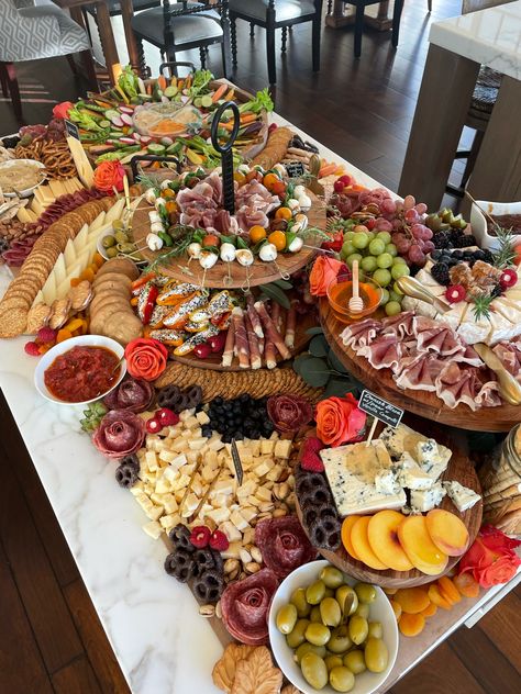 21st Catering Ideas, Food Buffet Decorating Ideas Catering, Table Food Platters, Charturie Board Table, Charcuterie Board Ideas Table, Charcuterie Board Wedding Appetizers, Crazing Table Food, Wedding Graze Board, Finger Foods For 50th Birthday Party