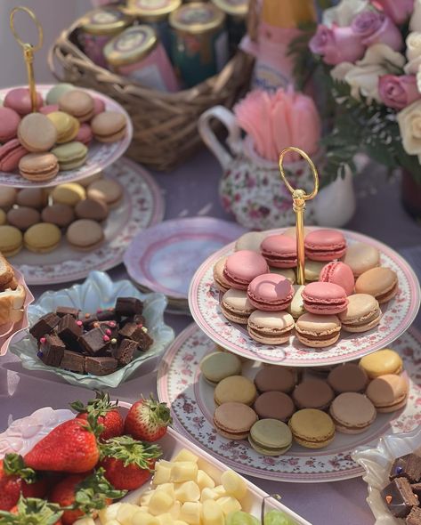 Dearest reader, in the secret garden, tea fuels delightful whispers 🪞🎀🫖🌸 #bridgerton #teaparty #teapartytheme #bridgertonteaparty #bridgertonnetflix #teapartyideas #regencyera #royalcore #princesscore #ladywhistledown #springaesthetic Royalcore Tea Party, Bridgerton Tea Party Food, Bridgestone Theme Party, Pride And Prejudice Party, Bridgerton Food, Bridgerton Brunch, Sweet 16 Tea Party, Bridgerton Tea Party, Bridgerton Party