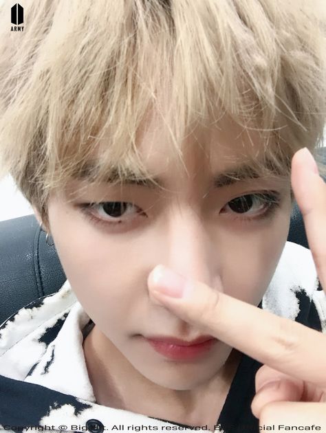 Em chụp cho chồng em đây! V Smile, Taehyung Selca, V Bts Wallpaper, Fan Fiction, Non Fiction, V Taehyung, Daegu, Bts Boys, Celebrity Pictures