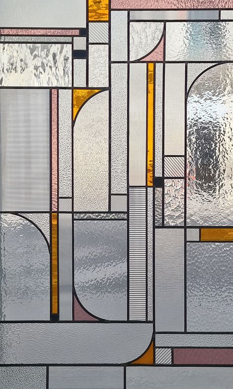 Stained-glass wall at the Splendid Hotel - La couleur du verre Lobby Storage, Art Deco Stained Glass Window, Art Deco Windows, Glass Wall Design, Art Deco Stained Glass, Stain Glass Window Art, Soul Kitchen, L'art Du Vitrail, 60s Art