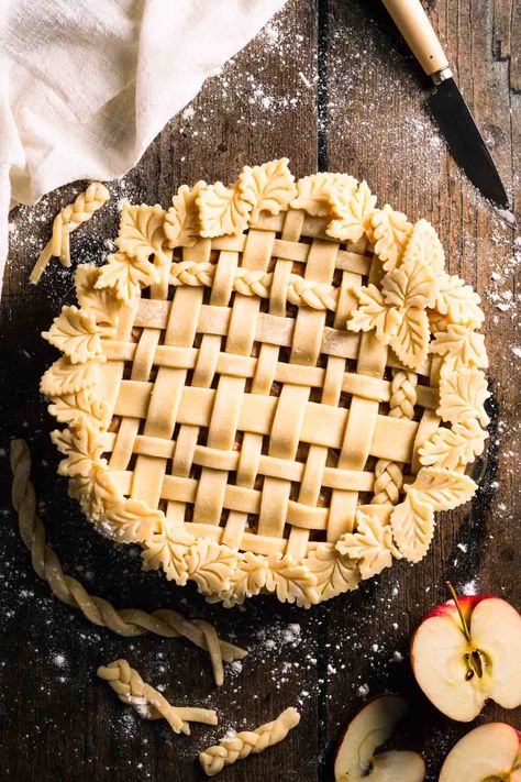 The Best Caramel Apple Pie - Baker Street Society Caramel Apple Pie Filling, Pretty Pie Crust, Buttery Flaky Pie Crust, Pie Crust Designs, Pie Dough Recipe, Buttery Pie Crust, Thanksgiving Pie, Best Apple Pie, Homemade Caramel Sauce