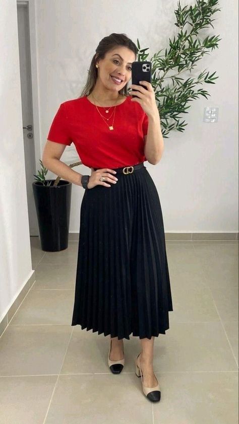 Black Pleated Skirt Outfit, Black Pleated Midi Skirt, Black Skirt Outfits, Pleated Skirt Outfit, Modesty Outfits, Evening Skirts, Maxi Skirt Outfits, Black Pleated Skirt, Eve Outfit