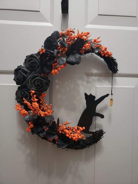 Diy Halloween Reefs Front Doors, Gothic Wreaths For Front Door, Werewolf Halloween Decorations, Halloween Wreaths Diy Dollar Stores, Veselý Halloween, Witchy Bedroom, 4h Projects, Moon Wreath, Crafts 2023