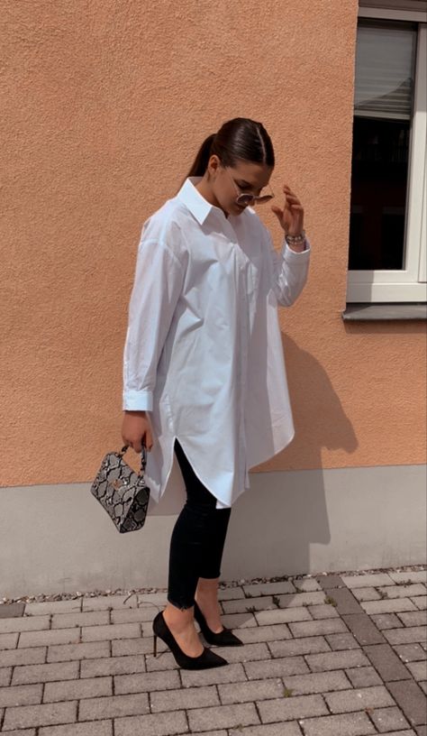 Quiet Luxury Style Women, Oversized Business Outfit, Oversized Shirt And Leggings Outfit, White Shirt Outfit Work, Causal Outfit Ideas For Women, White Collar Shirt Outfit, Oversized White Shirt Outfit, Black Leggings Outfits, Style Black Leggings