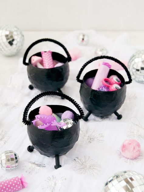 Mini cauldron party favors for a Halloween party Diy Halloween Party Favors, Halloween Cauldron, Double Double Toil And Trouble, Halloween Infantil, Hallowen Ideas, Handmade Charlotte, Toil And Trouble, Adornos Halloween, Glitter Pumpkins