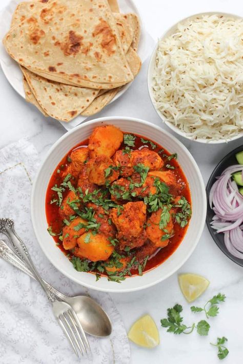 A must-Try Homemade Chicken Vindaloo Recipe with bold, balanced, & complex flavors from freshly ground spices and fragrant aromatics. Chicken Vindaloo Recipe, Indian Dinner Menu, Vindaloo Recipe, Chicken Vindaloo, African Recipes Nigerian Food, Indian Dinner Recipes, Indian Dinner, Stove Top Recipes, Asian Street Food