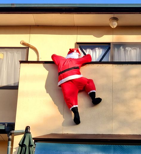 Santa Upside Down In Chimney, Santa Hanging From Roof Diy, Funny Christmas Decorations Outdoor, Christmas Balcony Ideas, Christmas Stage Decorations, Funny Christmas Decorations, Christmas Balcony, Roof Decoration, Christmas Stage