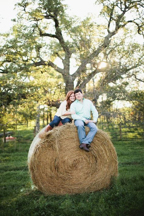 family hay bales pictures | Hay bale engagements! Engagement Photos Country, Country Couples, Country Engagement, Heart Photography, Hay Bales, Photographs Ideas, Brides Magazine, Wedding Engagement Photos, Shooting Photo