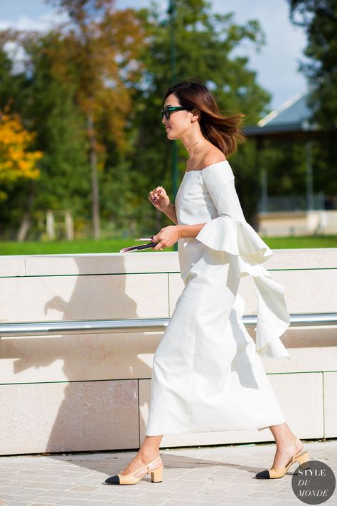 Nicole Warne wearing Ellery dress & Chanel slingbacks #StreetStyle Slingback Chanel, Gary Pepper Girl, Nicole Warne, Nontraditional Wedding Dress, Chanel Slingback, Street Style 2016, 2016 Fashion Trends, Moda Paris, Summer Fashion Trends