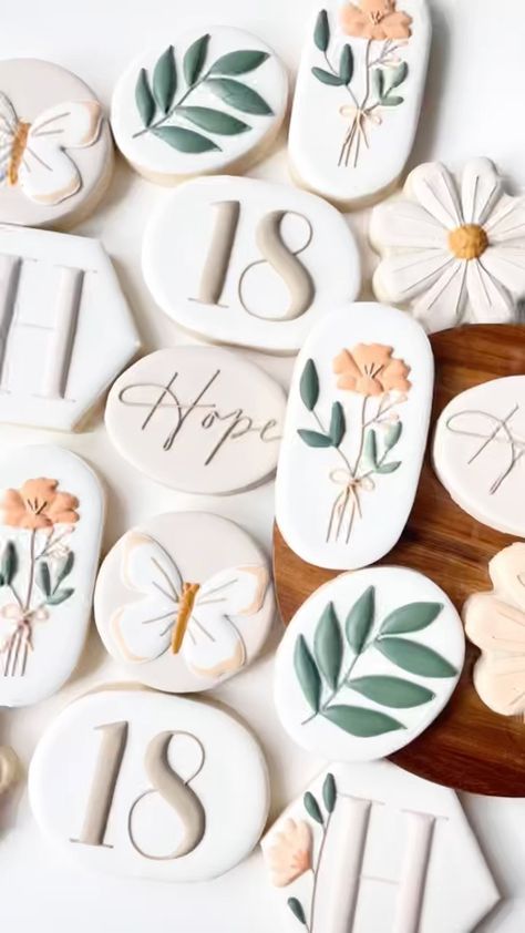 Aesthetic Decorated Cookies, Royal Icing Birthday Cookies, Floral Birthday Cookies, Macaron Designs, Birthday Cookies Decorated, Floral Cookies, Royal Cookies, Flower Sugar Cookies, Royal Icing Sugar