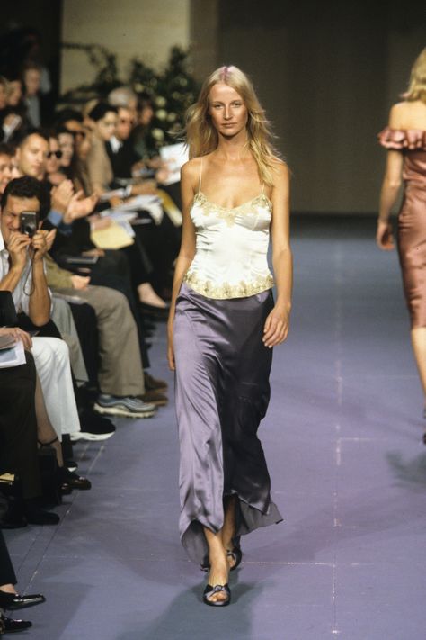 ChloÃ© Spring 1999 Ready-to-Wear Collection Chloe Fashion, Runway Outfits, Image Archive, 90s Outfit, Going Out Outfits, Runway Collection, Fashion Shows, Lookbook Outfits, Spring Summer Outfits