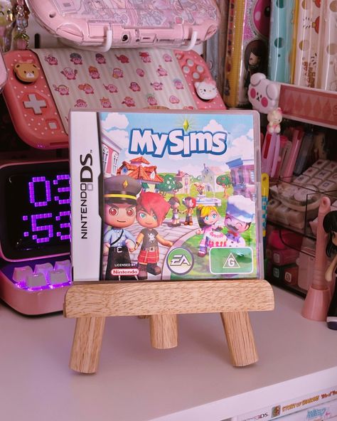 With the release of ‘My Sims: Cozy Bundle’ on Nintendo Switch coming up, I figured now would be a good time to play the original My Sims for DS!! Yes, it’s my first time 😅 Here’s a quick clip of getting started 🥰 #nintendo #nintendods #dsi #mysims #sims #nintendoswitch #upcominggames #gamerelease #3ds #ea #thesims #gamingsetup #handheldgaming #gamingconsole My Sims Nintendo Switch, Nintendo Ds Accessories, Nintendo Ds 2000s, Ds Games Nintendo, Nintendo 3ds Xl Games, Nintendo Ds, Gaming Console, Gaming Setup, Sims 3