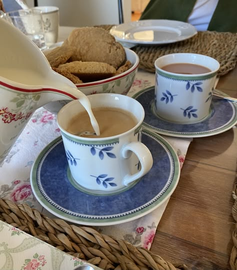 Cottage Lake, Vintage Dishware, Tea Packaging, I Want To Eat, Christmas Table Settings, Tea House, Just Girl Things, Coffee Break, Sheffield