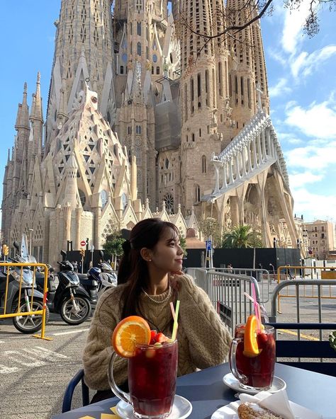 @mini.life_ posted on Instagram • Jan 13, 2022 at 1:43pm UTC Barcelona Pics Ideas, Spain Instagram Pictures, Barcelona Instagram Pictures, Barcelona Outfit Ideas, Spain In The Fall, Spain Photo Ideas, Barcelona Summer Outfits, Barcelona Photo Ideas, Barcelona Spain Travel Photography