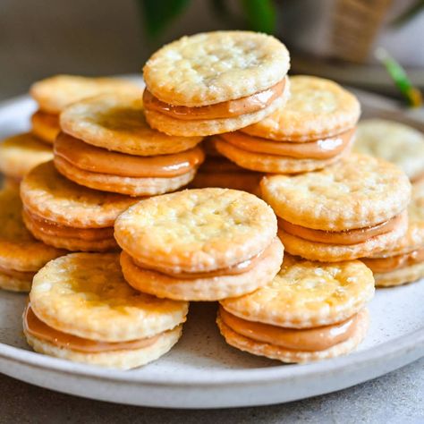 Copycat Ritz Peanut Butter Cracker Sandwiches Cracker Sandwiches, Healthy Biscuits, Peanut Butter Crackers, Ritz Cracker Recipes, Strawberry Pop, Strawberry Pop Tart, Butter Crackers, Sandwich Ingredients, Baby Snacks