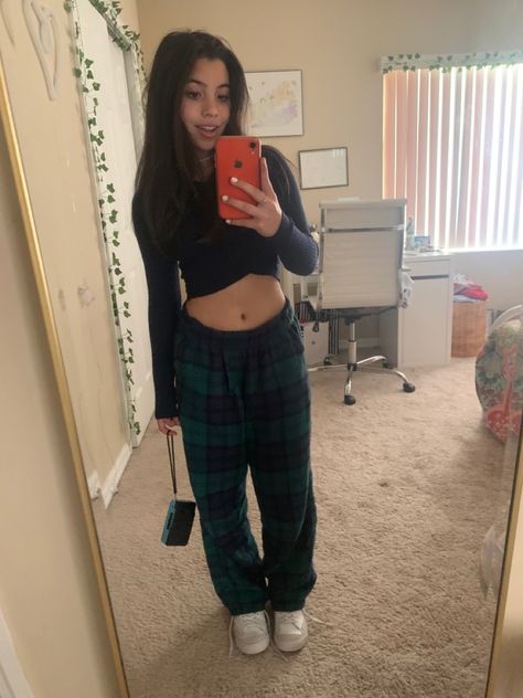 Pajamas To School Outfit, Plaid Sweatpants Outfit, Flannel Pajama Pants Outfit, Plaid Pants Outfit Pajama, Flannel Pants Outfit, Plaid Pj Pants Outfit, Aesthetic Pj Outfits, Pj Pants Outfit School, Plaid Pajama Pants Outfits Aesthetic