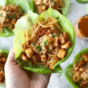 HELLO YUM. Firecracker Lettuce Wraps that are happily vegan - with crispy tofu bits, saucy brown rice noodles, and a creamy sesame sauce. #lettucewrap #vegan #tofu #veganlettucewrap #meatless #vegetarian | pinchofyum.com Recipes Rice Noodles, Firecracker Tofu, Tofu Lettuce Wraps, Brown Rice Noodles, Salat Wraps, Vegan Lettuce Wraps, Sambal Oelek, Vegan Tofu, Sesame Sauce