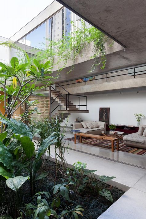 Casa Jardins | CR2 Arquitetura #living #outdoor #courtyard Casa Patio, Patio Interior, Hus Inspiration, Courtyard House, Design Exterior, Alvar Aalto, Interior Garden, Indoor Outdoor Living, Design Case