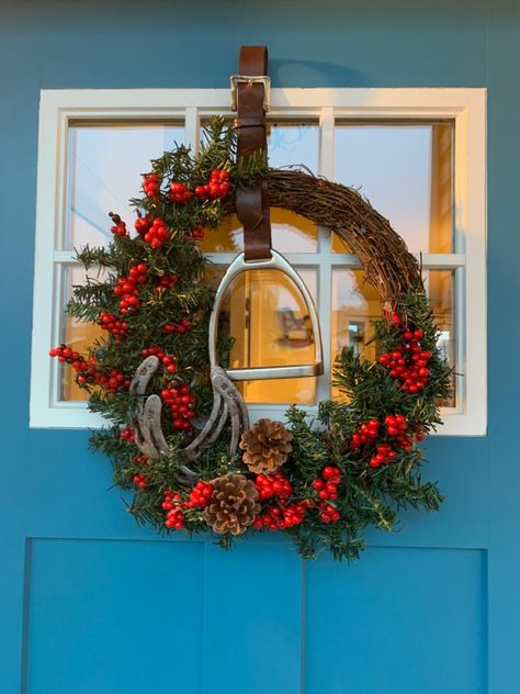 Diy Horse Christmas Crafts, Cowboy Christmas Wreath, Horse Barn Christmas Decorations, Stable Christmas Decorations, Christmad Gifts, Tartan Christmas Decorations, Horse Barn Decor, Horseshoe Wreath, Wooden Decorations