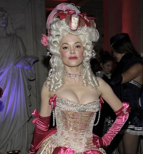 Rococo Costume Diy, Marie Antoinette Makeup Halloween, Royal Halloween Costume, Marie Antoinette Cosplay, Diy Marie Antoinette Costume, Marie Antoinette 2022, Marie Antoinette Costume Diy, Marie Antoinette Outfit, Marie Antoinette Fashion