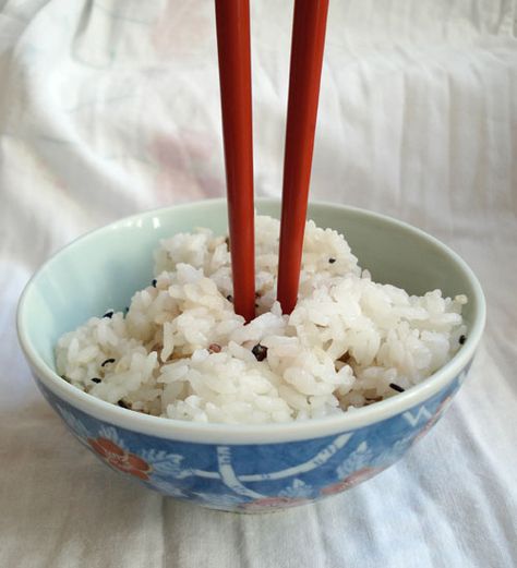 Lots of my questions answered here.  I'm easily embarrassed at the dinner table.  image: chopsticks stuck into a bowl of rice is a no-no Japanese Etiquette, Using Chopsticks, Fusion Restaurant, Dining Etiquette, Etiquette And Manners, Asian Fusion, Chopstick Rest, China China, Weird Food