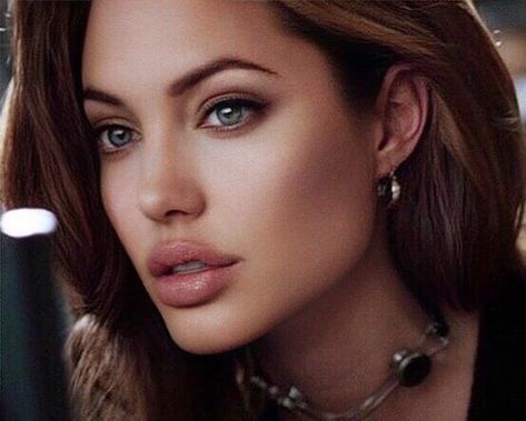 Angelina Jolie Makeup Looks, Angelina Jolie Lips Close Up, Angelina Jolie Side Profile, Angelina Jolie 2000's, Angelina Jolie Eyebrows, Angelina Jolie Face, Angelina Jolie Lips, Angelina Jolie Hair