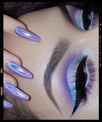 Holographic Lilac - Makeup - Nails Idea Holographic Purple Eyeshadow, Lavender Rave Makeup, Purple Holographic Makeup, Iridescent Makeup Looks Prom, Light Blue And Purple Makeup, Blue Iridescent Eye Makeup, Purple Iridescent Makeup, Holographic Makeup Eyeshadow, Holographic Makeup Look