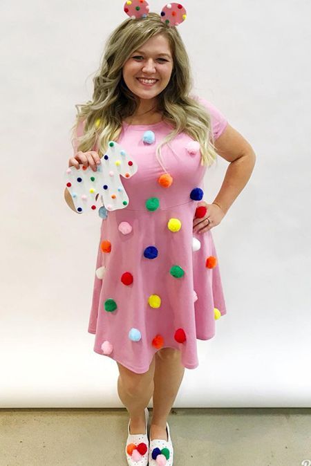 Frosted animal crackers were definitely the cutest of all the 1990s snacks. Click through for more 90s Halloween costume ideas! #90shalloweencostumesdiy #diyhalloweencostumes #animalcrackerhalloweencostume #funnyhalloweencostumes Teen Halloween Costumes, All Black Halloween Costume, Black Dress Halloween Costume, Costumes For Teenage Girl, Halloween Costumes Teenage Girl, Easy College Halloween Costumes, Animal Cracker, 90s Halloween Costumes, Black Halloween Costumes