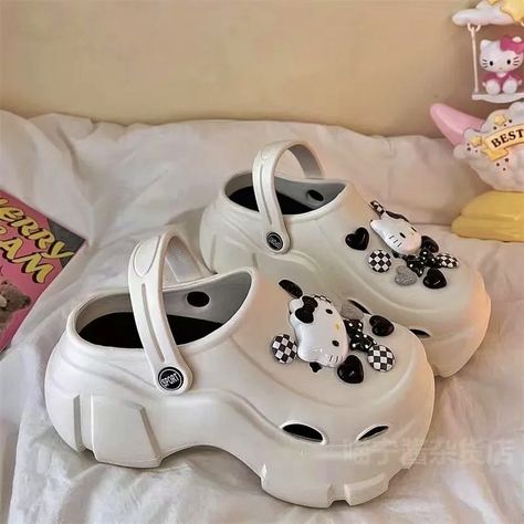 Sanrio Slippers, Hello Kitty Slippers, Warm Living Room, Winter Living Room, Vintage Shoes Women, Crocs Fashion, Kawaii Kitty, Living Room Warm, Women Footwear