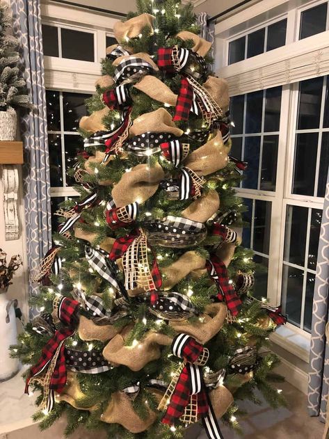 A Collection of all the most stunning Christmas trees -winter white, red and white, faux, frosted, real christmas trees. Buffalo Plaid Christmas Decor, Plaid Christmas Decor, Christmas Dreaming, Christmas Tree Decorating Themes, Buffalo Check Christmas, Farmhouse Christmas Tree, Creative Christmas Trees, Christmas Tree Decorations Diy, Plaid Christmas Tree