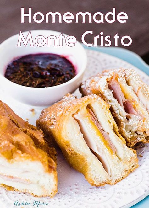 it doesn't get better than a delicious monte cristo sandwich, now you can make your own at home Fried Sandwiches, Monte Cristo Sandwich Recipe, Monte Christo, Copycat Food, Food Disney, Monte Cristo Sandwich, Classic Sandwich, Batter Recipe, Shepherds Pie Recipe