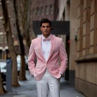 Wedding Suits Men Pink, Outfits For Prom, Model Costume, Groom Tuxedo Wedding, Pink Tuxedo, Bachelor Parties, Gala Fashion, Colorful Outfits, Famous Outfits