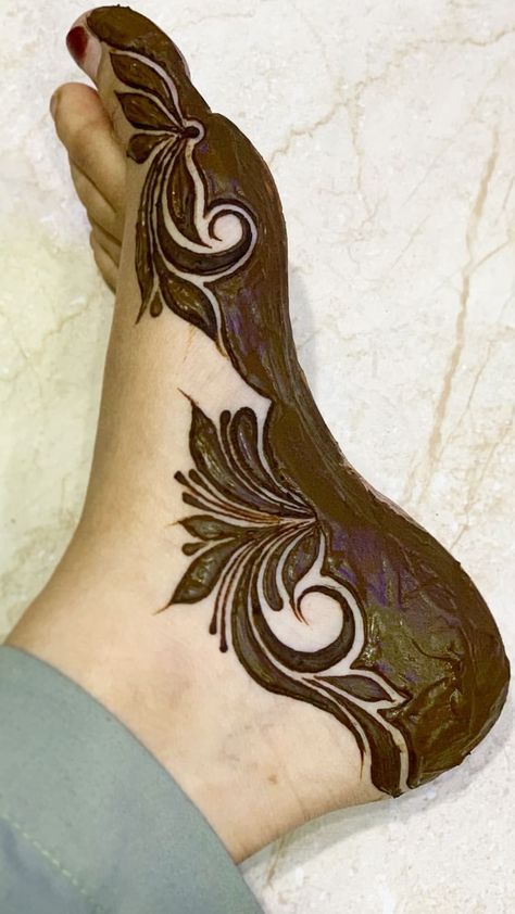 Leg Mehendi Design Unique, Foot Mehendi Design, Simple Foot Mehndi Designs, Pretty Mehndi Designs, Foot Mehndi Designs, Feet Mehndi Designs, Beautiful Mehndi Designs, Leg Henna, Khafif Mehndi Design