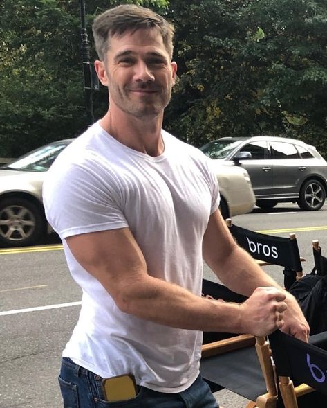 16 Steamy Pictures of 'Bros' Stud Luke Macfarlane, Just Because Luke Mcfarlane, Luke Macfarlane, Shirtless Actors, Making A Relationship Work, Male Beauty, Celebrities Male, Television Show, Movie Stars, Hollywood