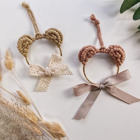 Macrame Animals Tutorials, Macrame Animals, Cute Macrame, Macrame Baby, Feather Wall Hanging, Ornament Tutorial, Rope Crafts, Macrame Patterns Tutorials, Bear Ears