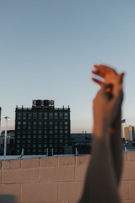 Photoshoot Rooftop, Rooftop Ideas, Sunset Rooftop, Rooftop Photoshoot, Photoshoot Creative, Sunset Photoshoot, Vintage Photoshoot, Sunset Pics, Sunset Pictures