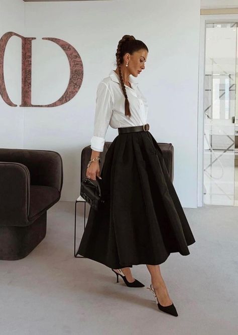 Black Circle Skirt Outfit, Flare Skirt Outfit Classy, Black Flare Skirt Outfit, Formal Skirt Outfit, Flare Skirt Outfit, Full Skirt Outfit, Circle Skirt Outfits, Conference Outfit, Black Flare Skirt