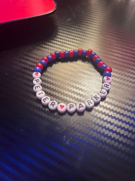 Spider Man Kandi, Spider Man Friendship Bracelet, Spider Man Bracelet, Mens Bracelet Designs, Fandom Jewelry, Pony Bead Bracelets, Diy Kandi Bracelets, Friendship Bracelets With Beads, Kandi Bracelets