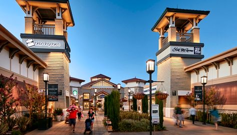 Garden State Plaza, Outdoor Outlet, Shopping Mall Architecture, San Francisco Shopping, Premium Outlets, Strip Mall, Outlet Mall, Mall Design, Designer Outlet