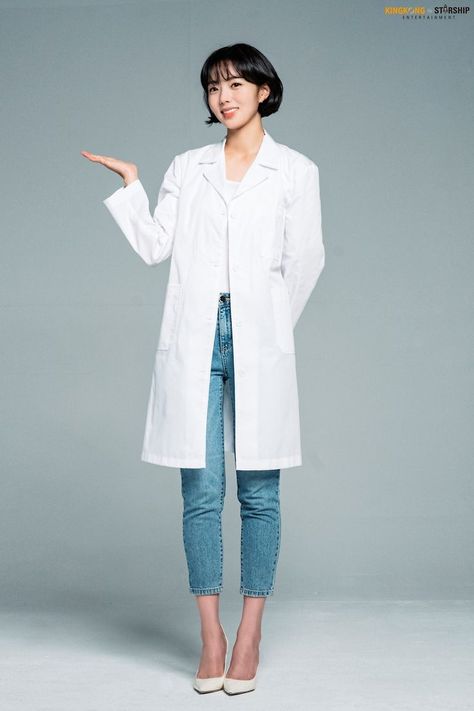 Dentist Portrait Photography, Laboratory Outfit, Doctor Poses, Doctor Photoshoot, Doctor Barbie, Content Photoshoot, Chae Soobin, Dental Advertising, Woman In Suit