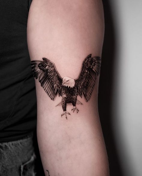 2,545 curtidas, 74 comentários - Maxime Etienne (@maxe_brother) no Instagram: “Simple eagle is always a killer ha 🔥🔥🙏🏼 thanks a lot Jessica 🙏🏼🙏🏼 I don’t do much more small…” Eagle Tattoo Girl, Eagle Neck Tattoo, Tattoo On Elbow, Tattoos For Ladies, Small Eagle Tattoo, Front Neck Tattoo, Tattoo Aesthetics, Falcon Tattoo, Tattoos With Deep Meaning