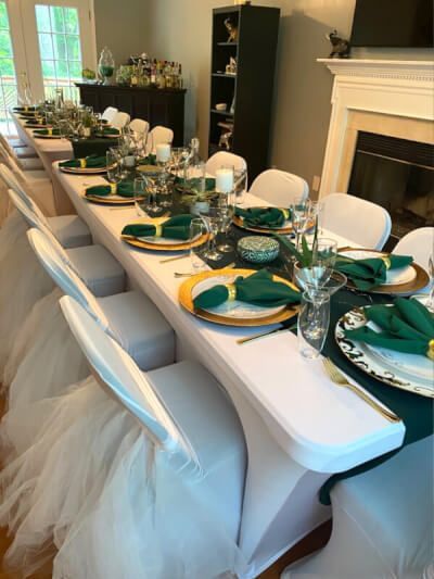 Chargers Plates Table Setting, Acrylic Charger Plates, Green Table Settings, Wedding Table Layouts, Backyard Dinner Party, White Table Settings, Gold Napkin Rings, Indoor Party, Stemless Champagne Flutes