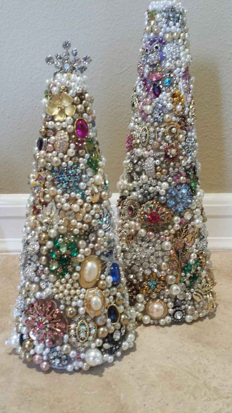 How To Recycle Old Jewelry, Jewelry Trees Christmas, Jewelry Christmas Trees, Jewelry Christmas Tree Diy, Crafts With Old Jewelry, Old Jewelry Crafts Ideas, Jewel Tree, Jeweled Trees, Jewelry Tree Diy