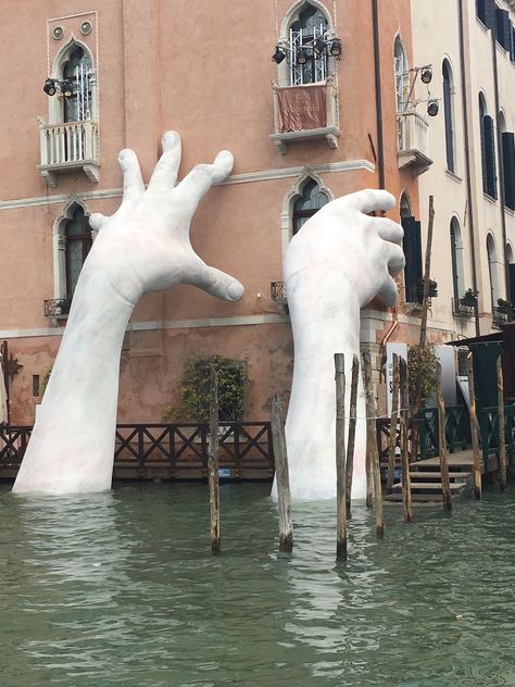 Italian sculptor Lorenzo Quinn’s massive new sculpture, 'Support,' is a stark warning on the impact of rising sea levels. Lorenzo Quinn, Italian Sculptors, Venice Canals, Wow Art, Land Art, Cool Stuff, Public Art, Art Sculpture, Installation Art