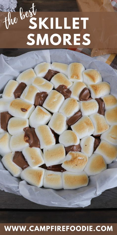 The Best Skillet Smores Recipe » Campfire Foodie Cast Iron Smores Dip, Skillet Smores, Nachos Dip Recipe, Smores Recipe, Baked Smores, Skillet Desserts, Camping Meal Planning, Smores Dessert, Pie Iron