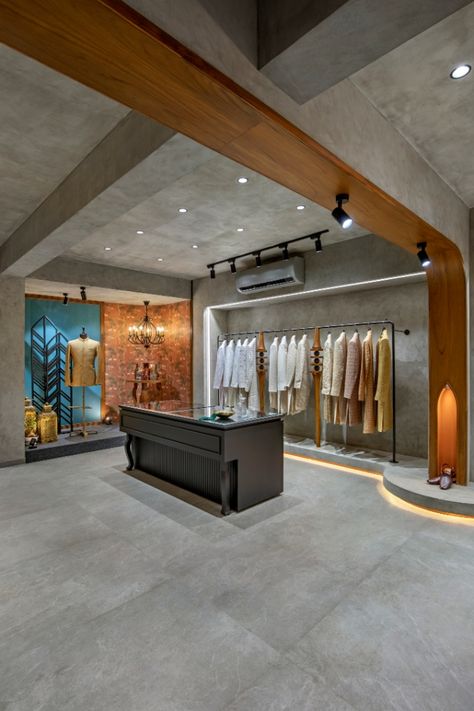 Chirag Shah’s Studio is a retail store project with a spacious 2000 sq. ft., area that was completed in Akota, Vadodara, Gujarat and is done up in a minimalistic style with pristine elegant interiors. The studio specifically showcases a premium collection of outfits that were ethically décor by Alter Architects. Garment Shop Counter Design, Retail Ceiling Design, Billing Counter Design, Minimal Ceiling Design, Cloth Showroom, Fashion Design Studio, Retail Store Interior Design, Clothing Store Interior, Clothing Store Design