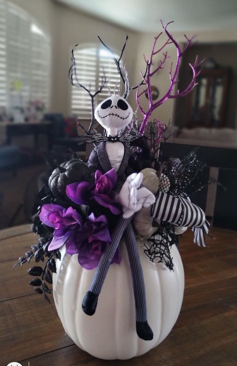 Jack Skellington Flower Arrangements, Jack Skellington Table Decor, Nightmare Before Christmas Table Centerpieces, Jack Skellington Centerpieces, Nightmare Before Christmas Centerpieces Diy, Nightmare Before Christmas Centerpieces, Jack Skellington Diy, Halloween Work Party, Halloween Floral Arrangements