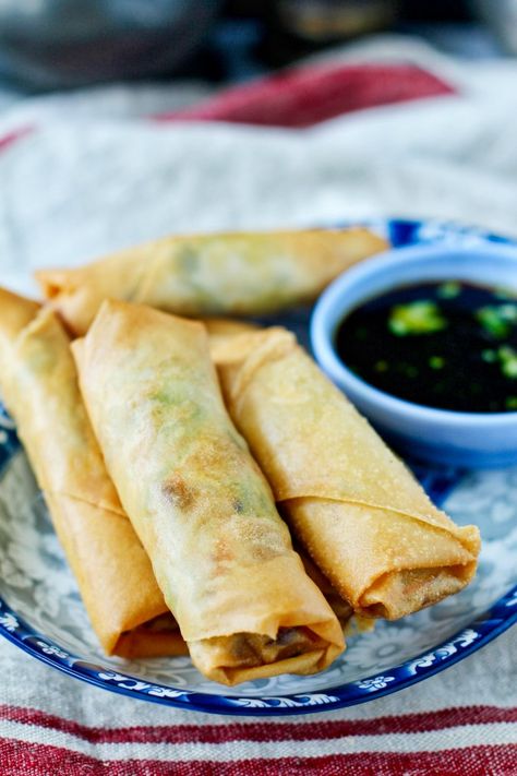 Easy Spring Rolls Recipe, Easy Spring Rolls, Pork Spring Rolls, Vegetable Egg Rolls, Rice Wrappers, Spring Rolls Recipe, Crispy Recipes, Zucchini Bites, Fried Spring Rolls