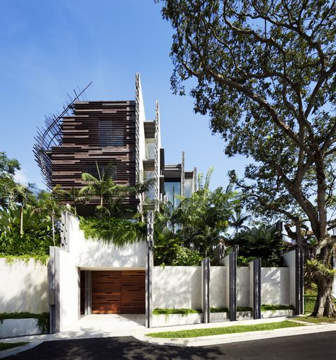 Built by WOHA in Singapore, Singapore with date 2011. Images by Patrick Bingham-Hall. This house is part of a family compound, and expresses the owner's close relationship with her grandfather who has hi... Woha Architects, World Architecture Festival, Houses Architecture, Glass Balustrade, Modern Tropical, Facade House, Residential Architecture, Design Awards, Architecture Photography